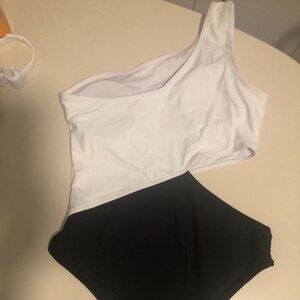 SALE!!!!!NWOT black and white one shoulder style size M